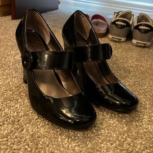 Size 7.5 Rialto black shiny heels